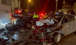 Kaza üstüne kaza! Park halindeki araçlara vurdu, ters yöne girip kafa kafaya çarpıştı