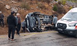 Mersin'de kamyonet devrildi: 3 yaralı