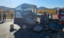 Mersin'de tarım işçilerini taşıyan midibüs kaza yaptı