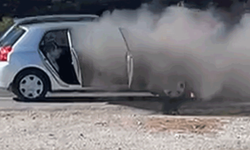 Muğla’da otomobilin motoru alev aldı