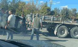 Siirt'te tırın dorsesi otomobilin teker bölümüne takıldı