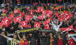 Taraftarlar milliler için omuz omuza