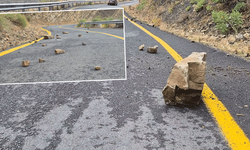 Tekirdağ’da yağış sonrası kayalar yola sürüklendi