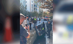 Van'da otomobil su kanalına düştü