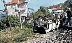Zonguldak'ta İl Özel İdare aracı bahçeye uçtu; 1 yaralı