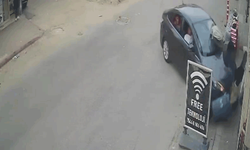 Adana'da otomobil markete çarptı