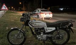 Afyon'da hakimiyetini kaybeden sürücü kaldırıma çarptı