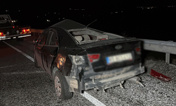 Afyonkarahisar'da tıra çarpan otomobilde 4 kişi yaralandı