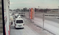 Ani dönüş faciaya yol açıyordu: İki araç savruldu, sürücüler yaralı