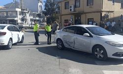 Antalya'da 2 otomobil çarpıştı: 1 yaralı