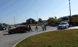 Antalya'da 2 otomobil kavşakta çarpıştı