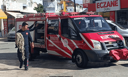 Antalya'da çatıda mahsur kalan kediyi itfaiye kurtardı