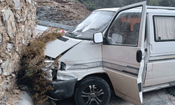 Antalya’da istinat duvarına çarpan araçta sürücü yaralandı