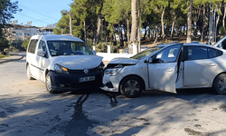 Antalya'da otomobiller kafa kafaya çarpıştı: 1 yaralı