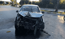 Antalya'da palmiyeye çarpan otomobil hurdaya döndü