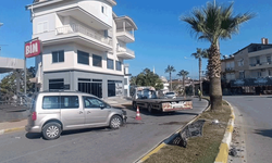 Antalya'da sürücü palmiye ağacına çarptı