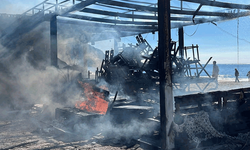 Antalya'da yangın paniği: büfe alevlere teslim oldu