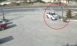 Artvin'de kontrolden çıkan kamyonet istasyon çalışanına çarptı: 1 yaralı