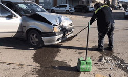 Bartın'da 2 otomobil kavşakta çarpıştı