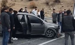 Batman'da otomobil kbariyerlere çarptı: Sürücüsü yaralandı