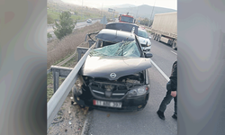 Bilecik'te kontrolden çıkan otomobil bariyerlere çarptı