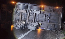 Bilecik'te tır devrildi: Yol ulaşıma kapandı