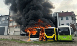 Bursa'da park halindeki otobüsler alev topuna döndü