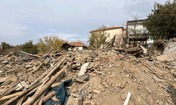 Çorum'da 2 katlı metruk ev çöktü