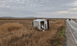 Çorum'da kontrolden çıkan minibüs tarlaya devrildi: 3 yaralı