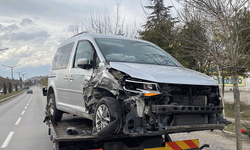 Cumhuriyet Bulvarı’nda iki araç çarpıştı: Sürücü yaralı