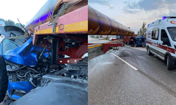 Demir boru yüklü tırla çarpışan otomobil hurdaya döndü