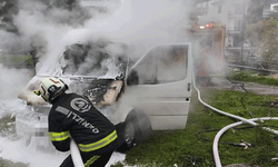 Denizli'de park halindeki minibüs alev aldı