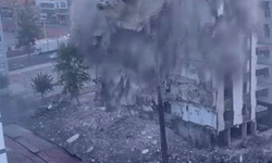 Diyarbakır'da ağır hasar alan bina iş makinesiyle yıkıldı