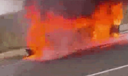 Diyarbakır'da seyir halindeki otomobil alev aldı