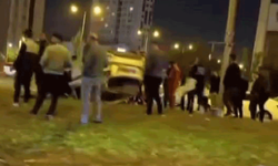 Diyarbakır’da takla atan araç refüje çıktı: 1 yaralı