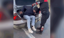 Erzincan’da otomobilin bagajında 2 kaçak göçmen yakalandı