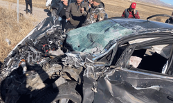 Erzurum'da otomobille kamyonet çarpıştı: 2 yaralı