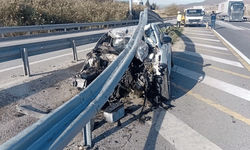 Eskişehir yolunda feci kaza: Araç bariyerlere saplandı, yaralılar var