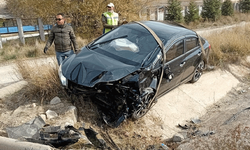 Eskişehir yolunda otomobil kanala girdi: Sürücü yaralı