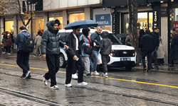 Eskişehir’de ani sağanak! Vatandaşlar tente altlarına sığındı