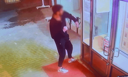 Eskişehir'de cami kapısını yumruklayan şahıs kameralardan kaçamadı