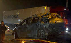 Eskişehir’de facianın eşiğinden: Araç direği devirip karşı şeride uçtu