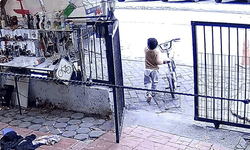 Eskişehir’de iki küçük çocuğun bisiklet hırsızlığı kamerada