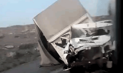 Eskişehir’de kontrolden çıkan kamyon refüje çarptı