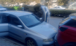 Eskişehir'de kontrolünü kaybeden sürücü park halindeki araçlara çarptı