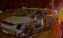 Eskişehir'de porselen hammaddesi yüklü kamyon otomobille çarpıştı: 4 yaralı