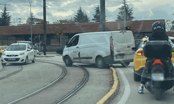 Eskişehir’de tramvay yolunda tehlikeli dönüş