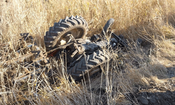 Gaziantep'te devrilen traktörün sürücüsü hayatını kaybetti