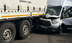 Gaziantep'te minibüs tıra arkadan çarptı