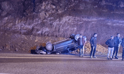 Gümüşhane'de yola düşen kayalardan kaçan otomobil takla attı